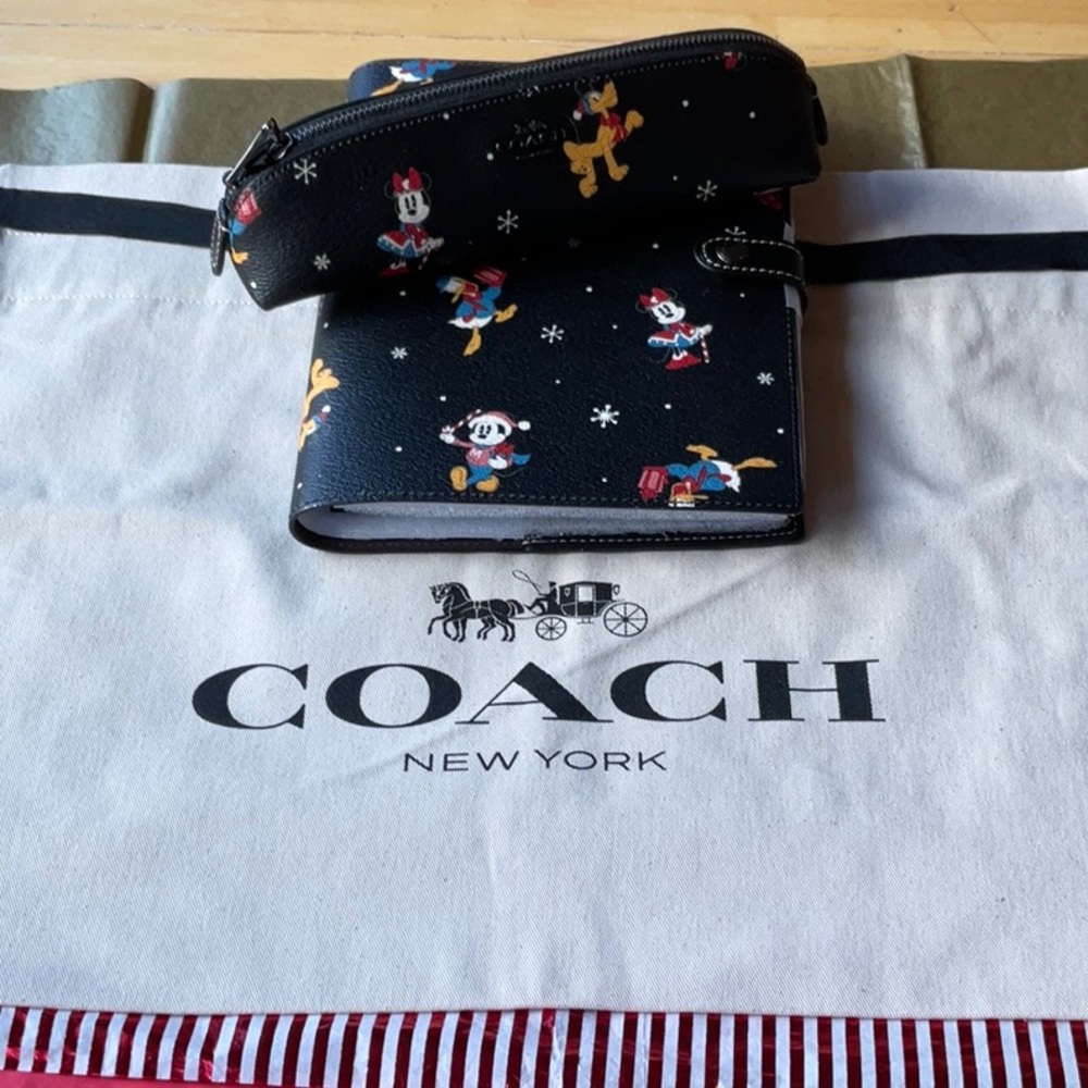 🎁 DISNEY X COACH NOTEBOOK & PENCIL CASE & DUSTCOVER WITH HOLIDAY PRINT 🎁 - Picture 13 of 16